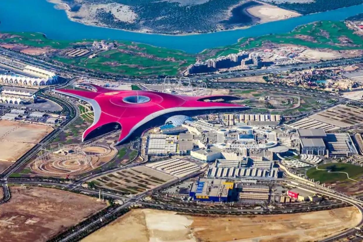 Хостел абу даби. Ferrari World Абу-Даби. Феррари центр в Абу Даби. Феррари парк Дубай. Феррари парк Абу Даби аттракционы.